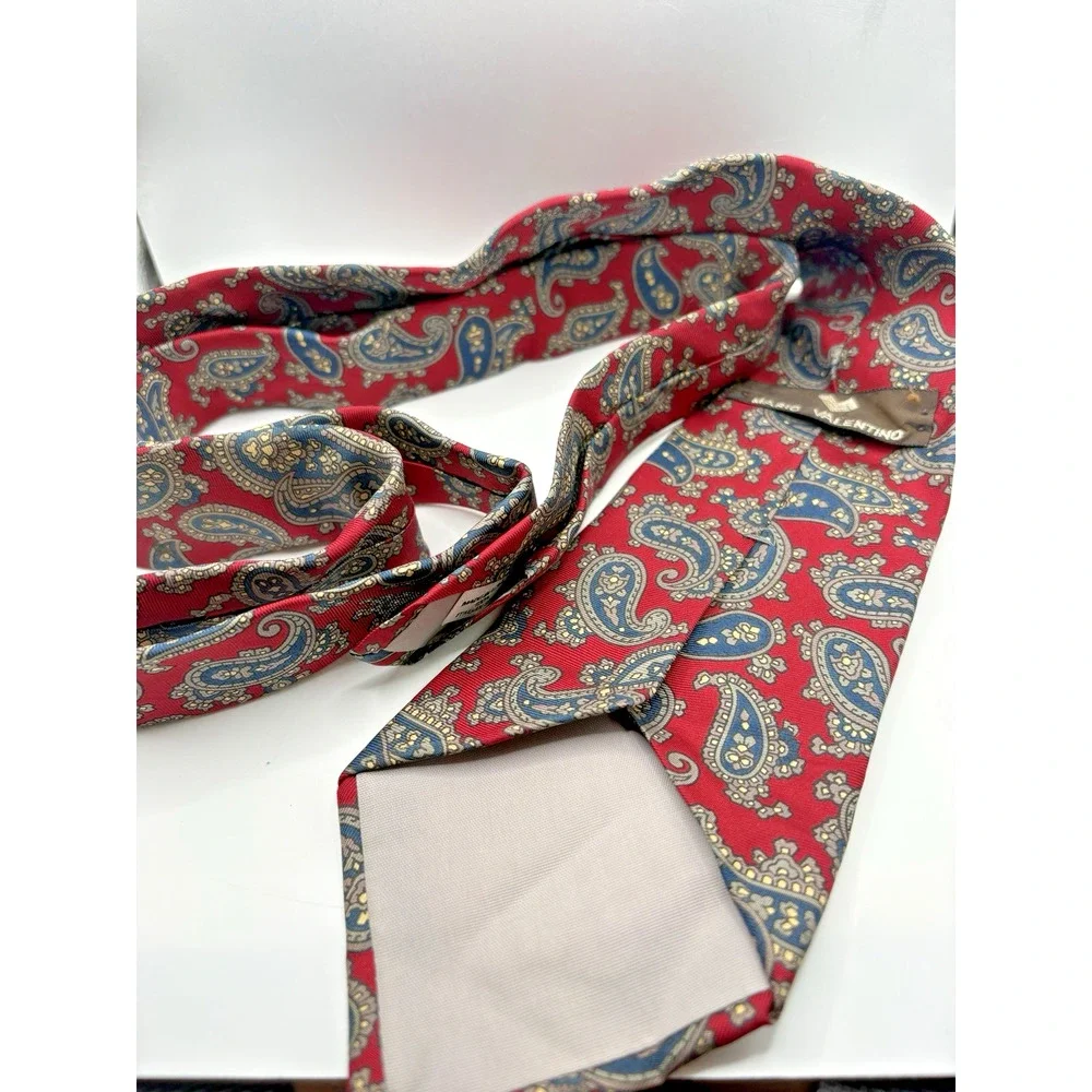 Red Paisley Valentino Cravatte Silk Tie Made in USA Italian Material Vintage